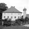 Pfarrhof und Kirche in Osterwarngau (Bayerisches Oberlandl) - 06.07.2023
